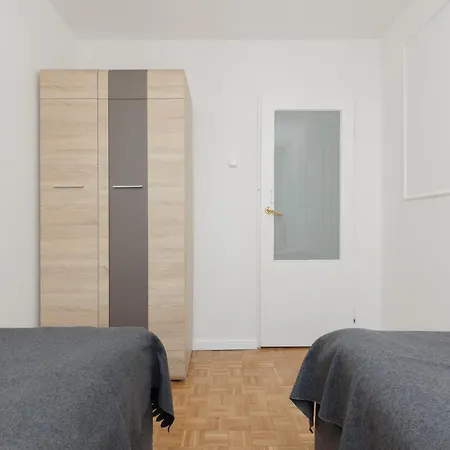 Center Skylines By Renters 아파트